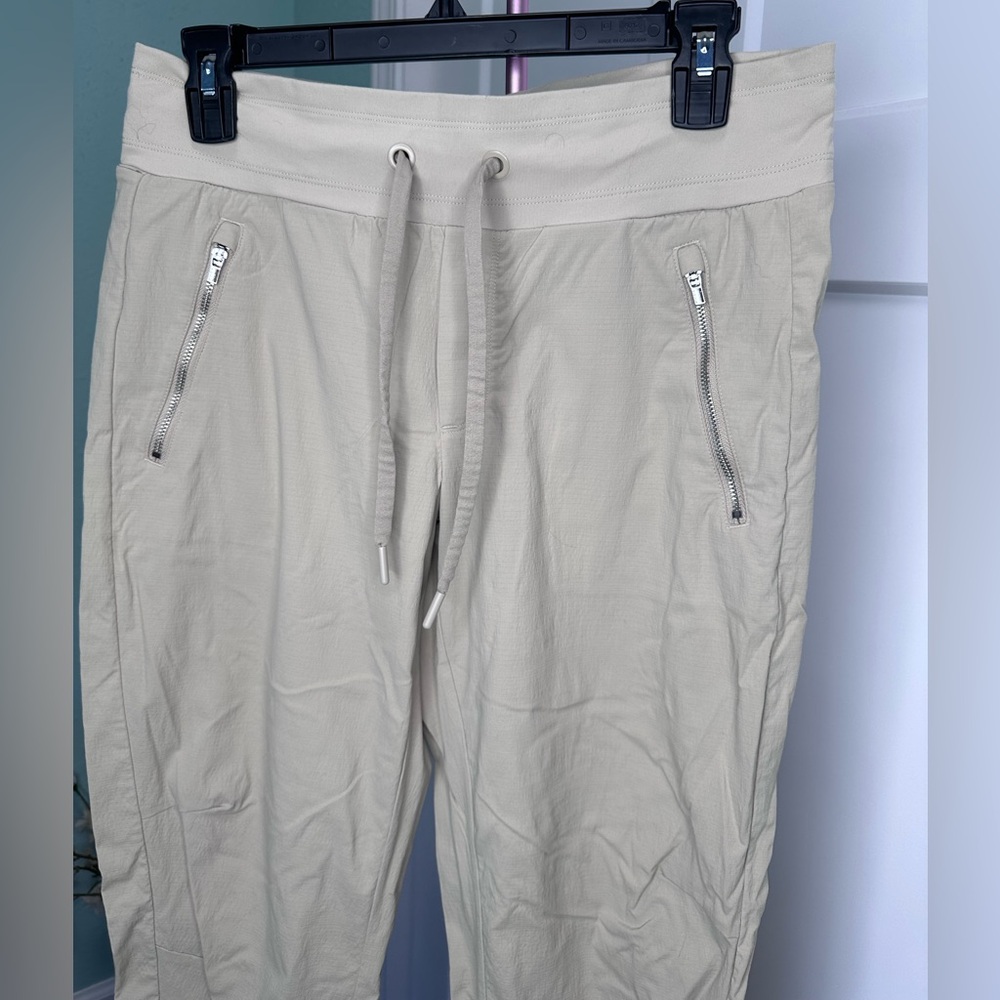 Athleta trekkie north joggers ankle, tan cream sz 6 hiking athletic active EUC